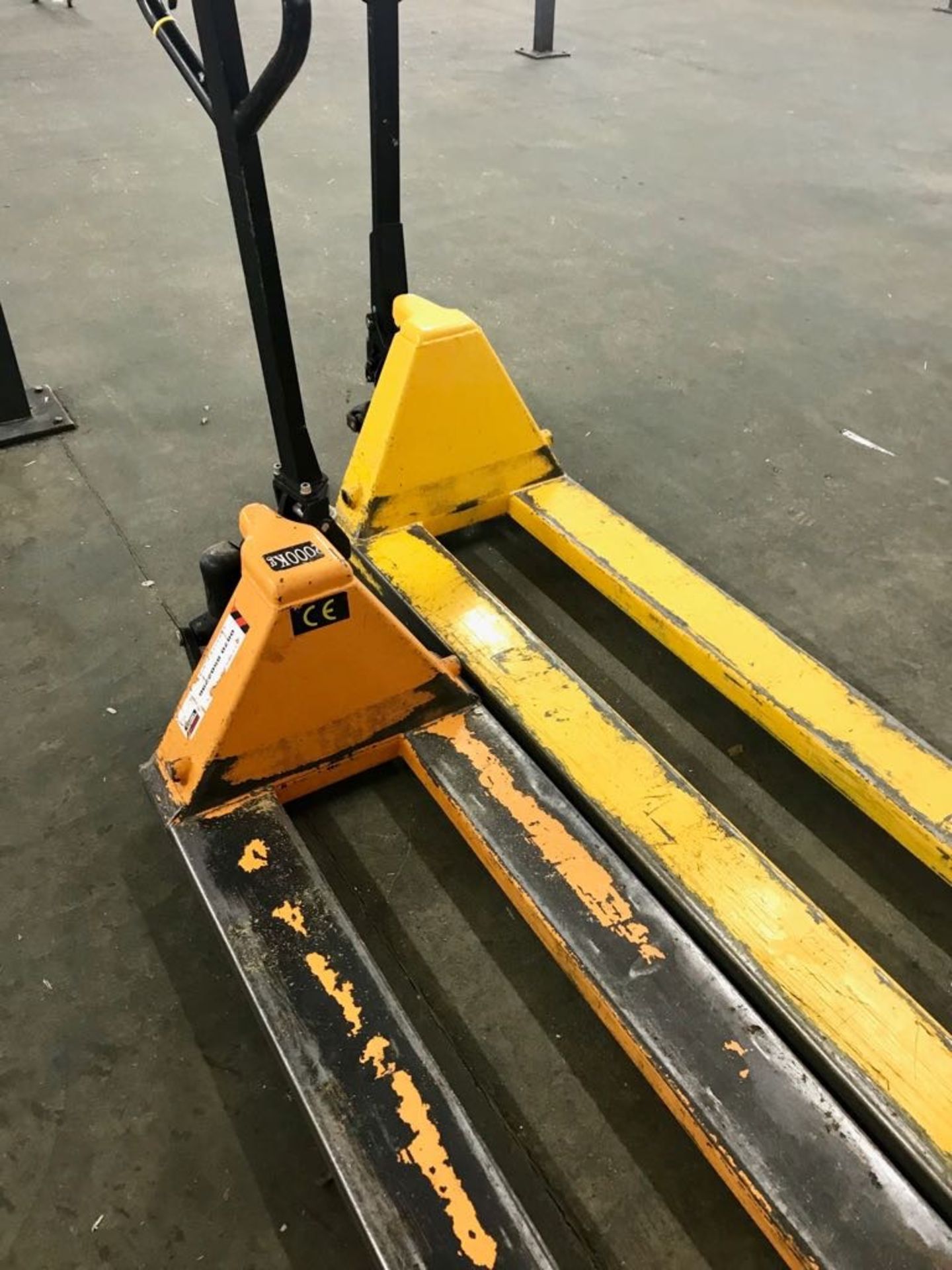 2 x Pallet Trucks long reach, 2,000 kilo lift. lift out charge £15 - Bild 2 aus 2