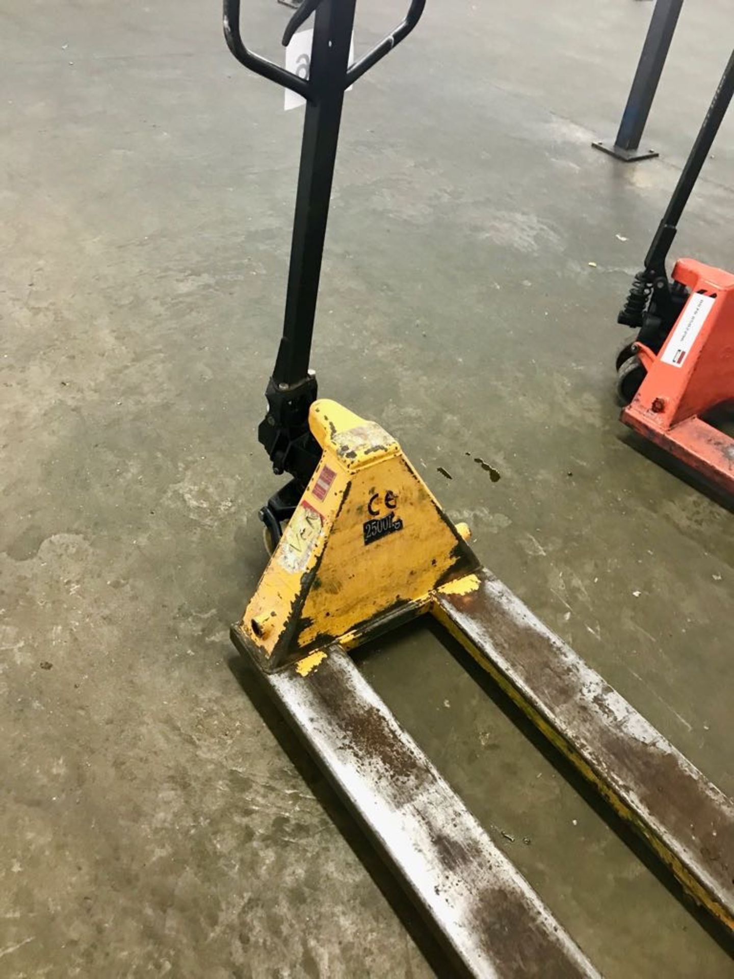 2 x Pallet Trucks 2,500 kg lift. Lift out charge £15 - Bild 2 aus 2