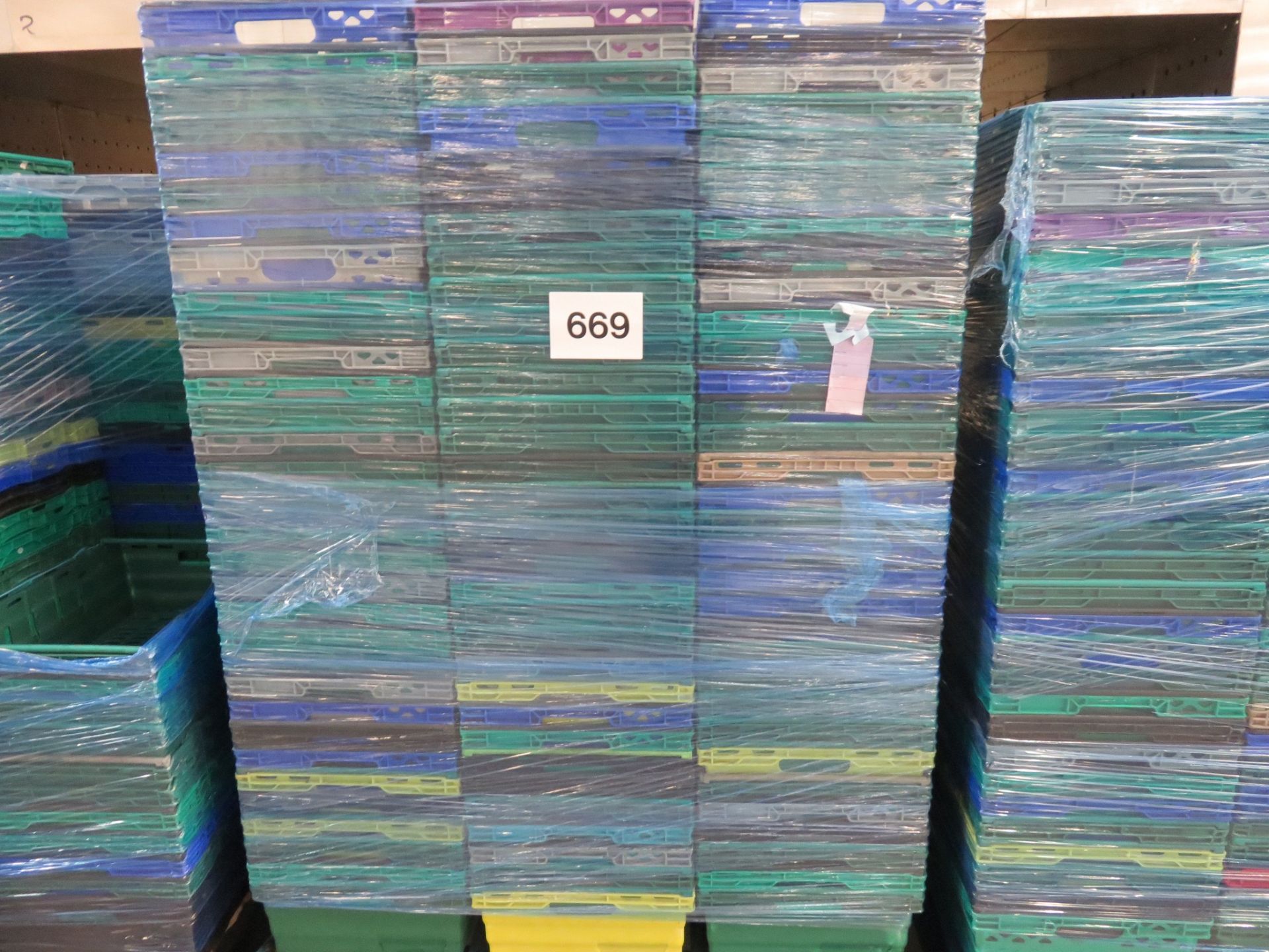 1 pallet approx 150 interlocking coloured trays. Tray approx 550 x 370 x 180mm. Lift out charge £10 - Bild 2 aus 3