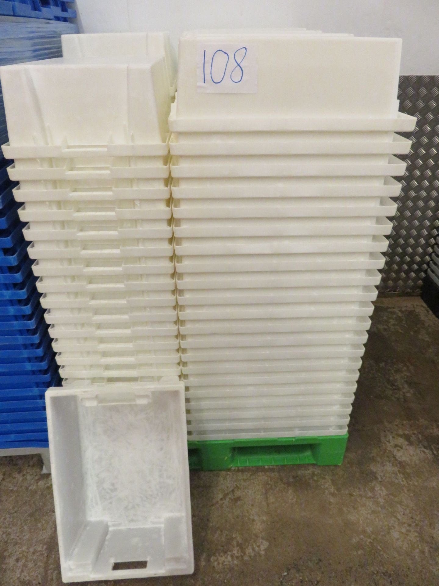 195 Solid White Production Trays. 400mm x 550mm. Stackable. Lift Out £15