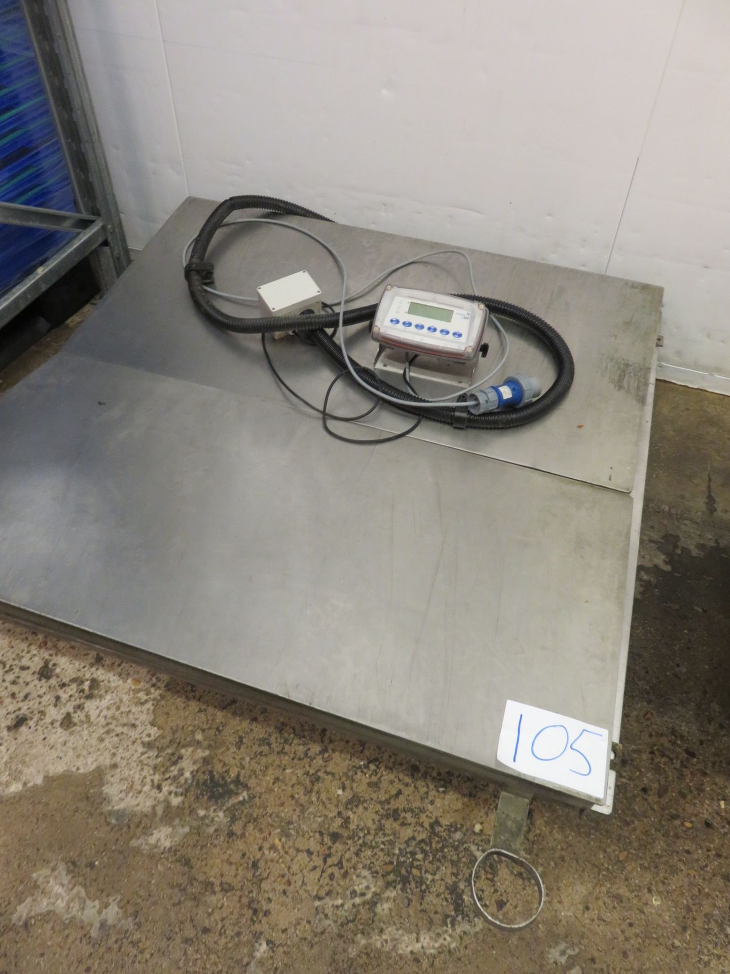 1 x Floor scale with ramps. 2.2 Tonne. Lift Out £20