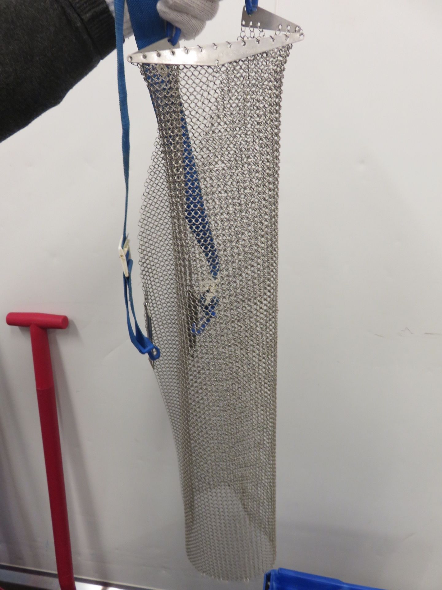 11 ergo steels/16 large scabbards/3 single scabbards/1 chainmail apron/2 blue large 3 white. LO£15 - Image 3 of 5