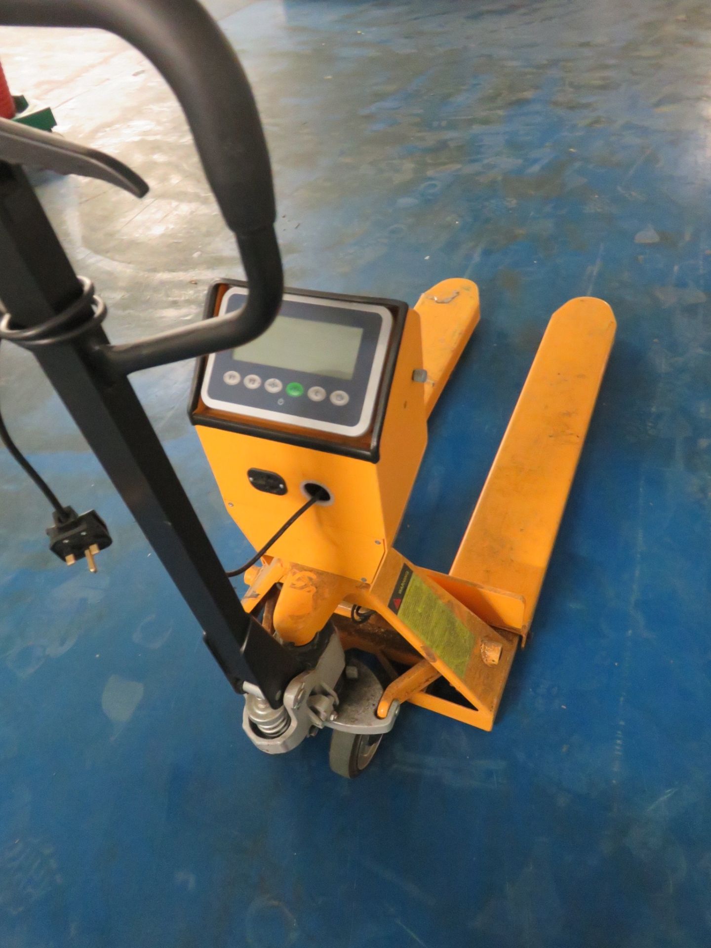 1 x Pallet Truck weighing scale electric, 2,000 KG. LO £10 - Image 2 of 2