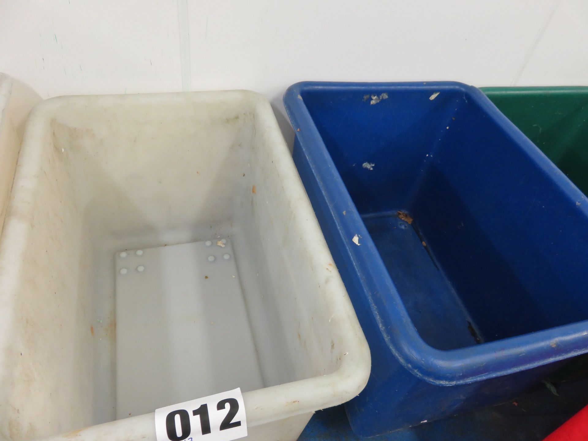 2 x Mobile white & blue Bins approx 900 x 560 x 600mm deep. LO £10 - Bild 2 aus 2