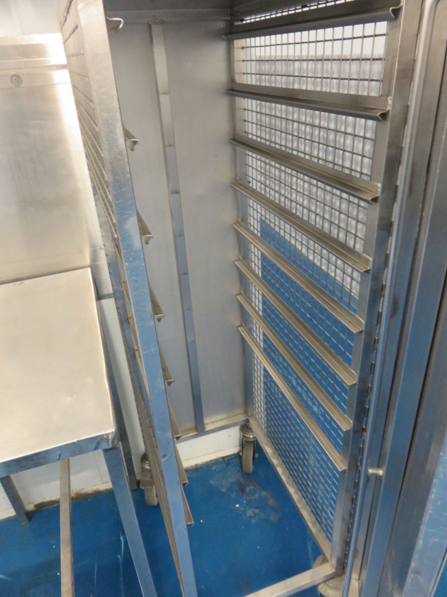 Mobile S/s Tray Holder holds 8 trays. Approx 320 x 580 x 1400mm high. LO £10 - Bild 2 aus 2