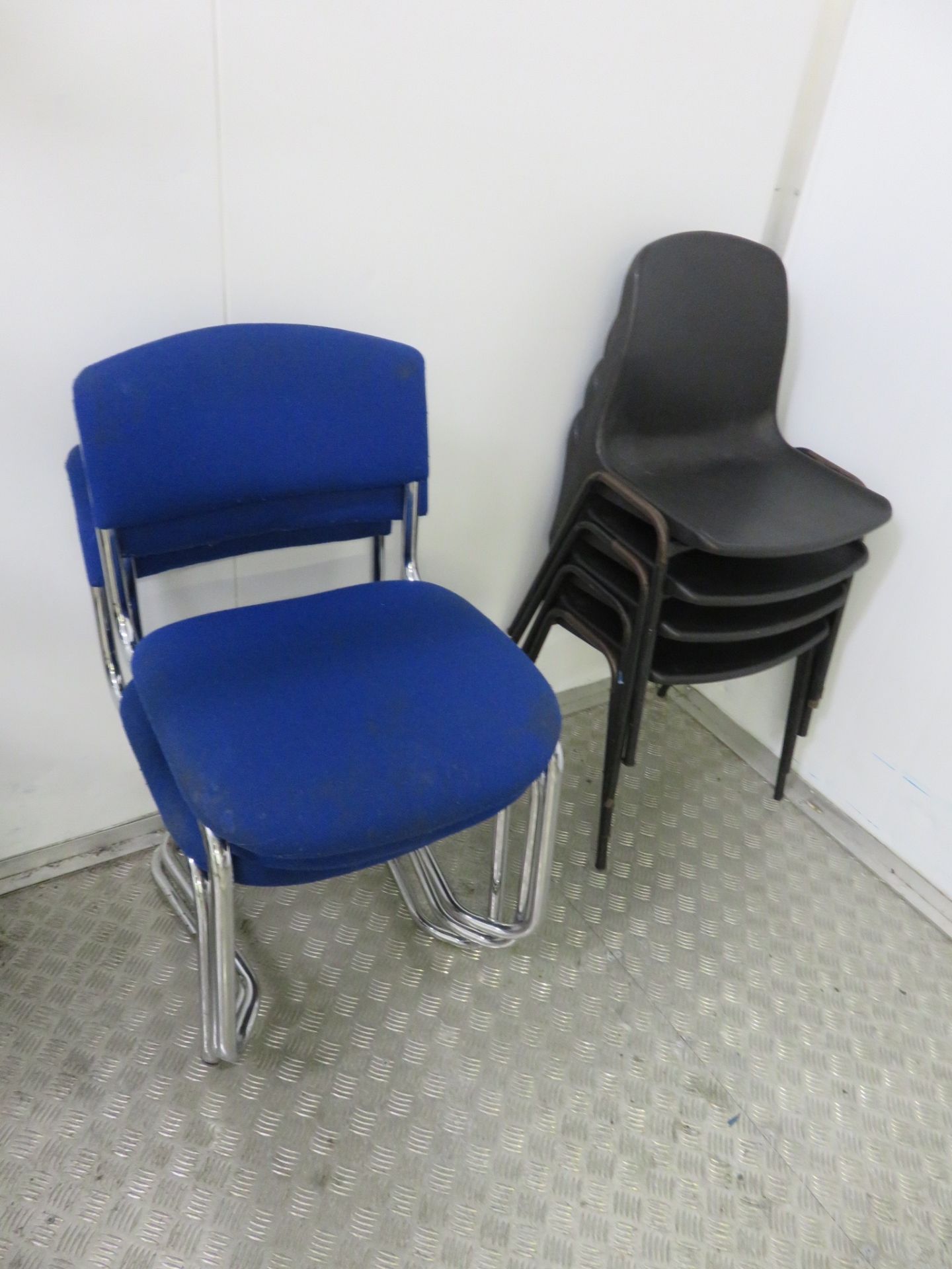 11 x Green Chairs; 10 x blue Chairs; 4 x black chairs. LO £15 - Image 4 of 4