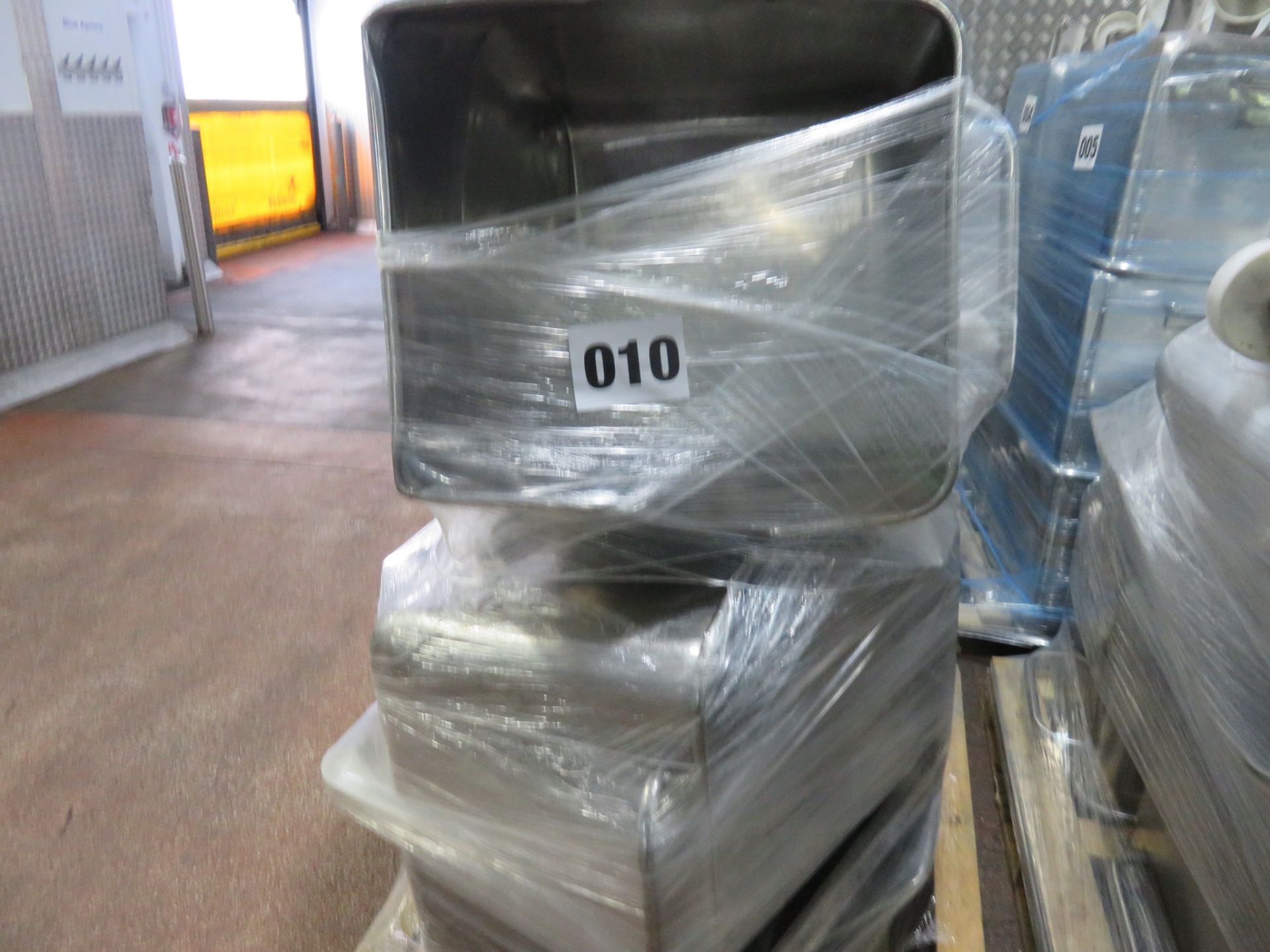 3 x 200 litre S/s Tote Bins with lip. Lift Out £10 - Image 2 of 2