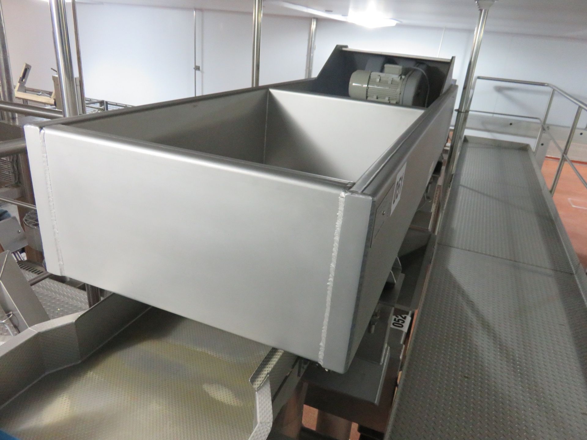 Iso-Flo MV IDS Vibratory Feeder with trap door system. Approx. 3.2 meters long. Lift Out £150 - Image 3 of 3