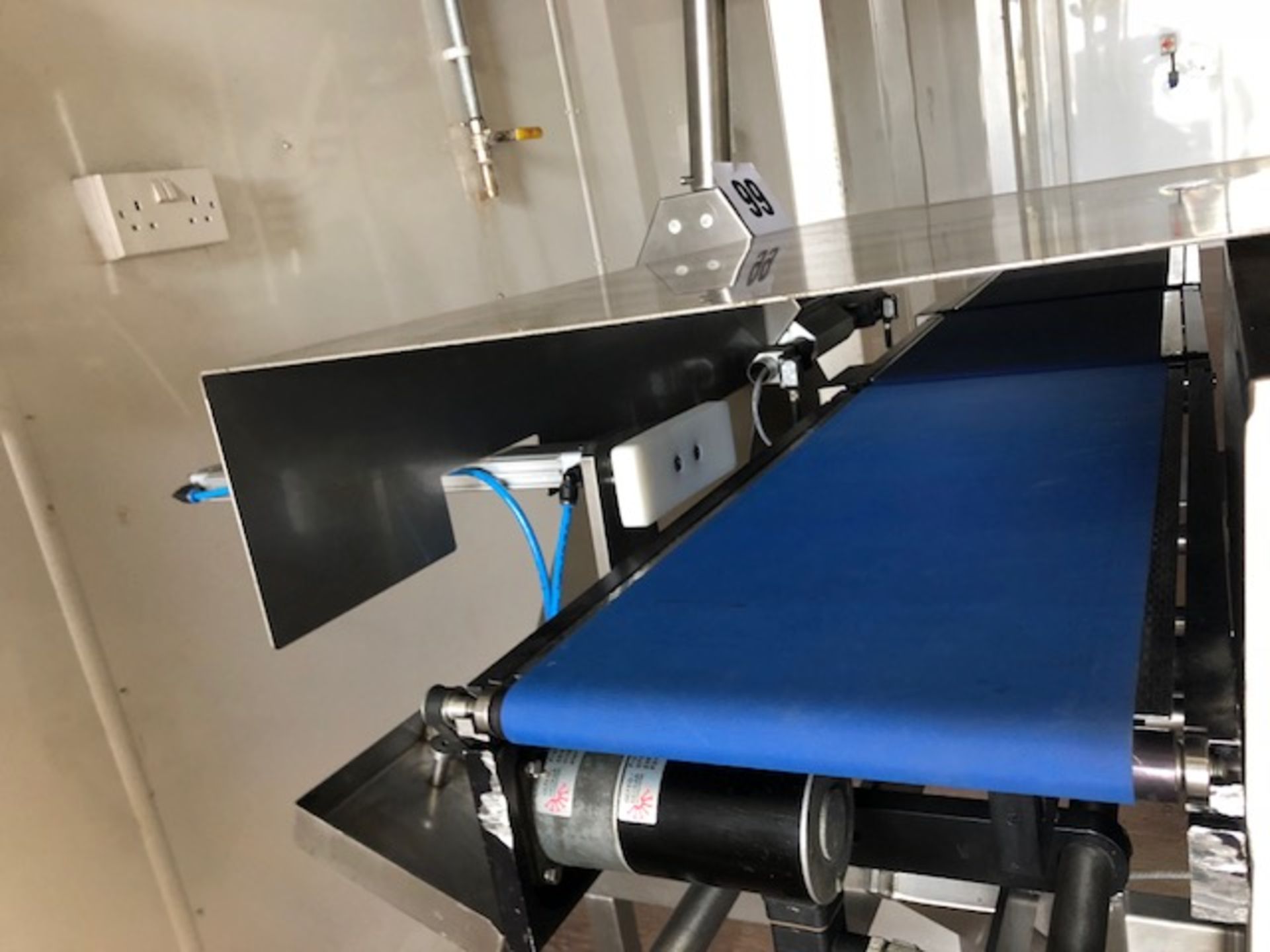 Easiweigh Check weigher with push arm reject into lockable bin. Platform 420mm long by 260mm wide - Image 4 of 5