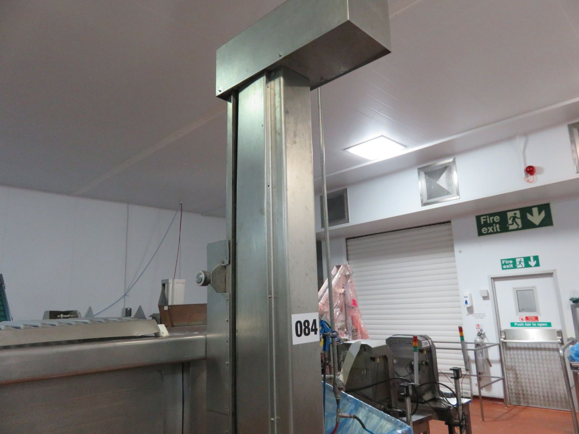 Tote Bin Hoist, tipping at approx. 2.5 meters high. Lift Out £80 - Image 2 of 2
