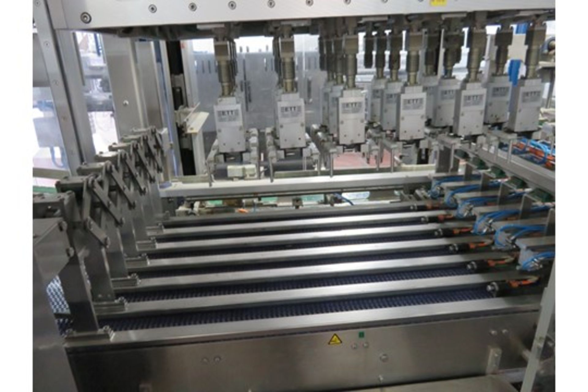 ETT Vepackung Type TFS40C. Punnet into case packing system including cardboard box erector with - Image 4 of 22