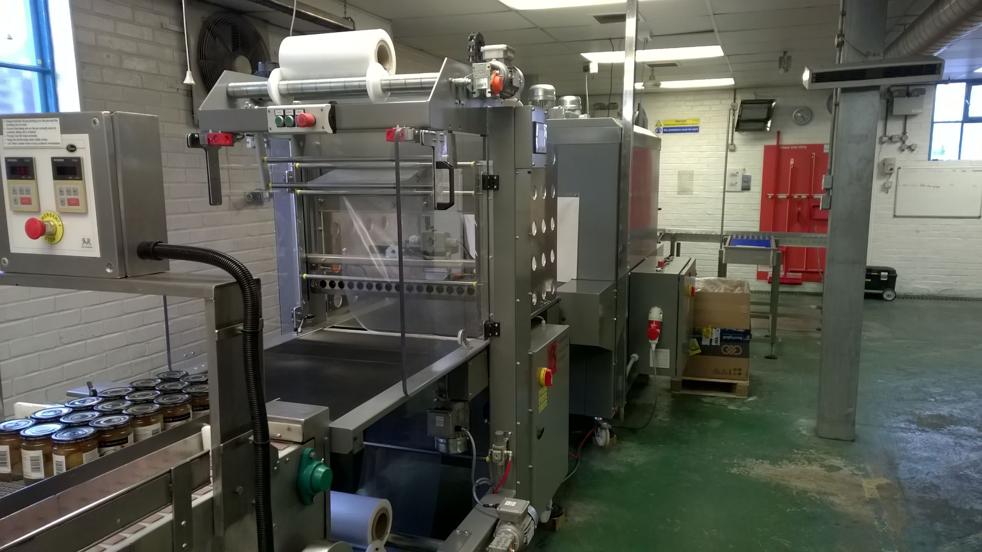 Yorkshire packaging inline auto shrink/sleeve sealer. 2015. Sealer and Tunnel. 600mm Jaw Width - Image 2 of 6