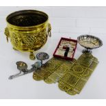 A mixed lot of metal wares to include a brass planter, brass finger plate, Epns dish, salt and