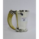 George V silver tankard with horn handle to side, by Hukin & Heath, Birmingham 1920, 12cm high