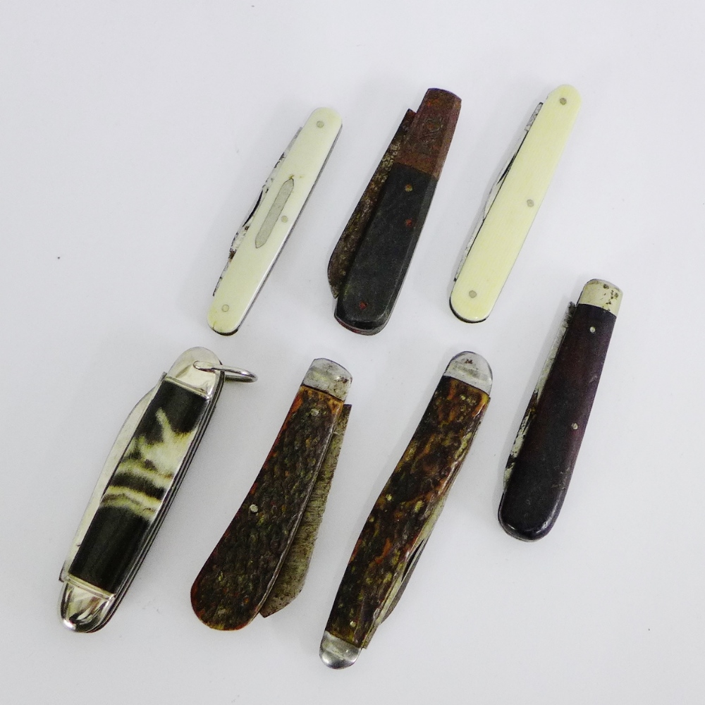 Seven various pen / fruit knives to include two horn handled examples, etc (7)