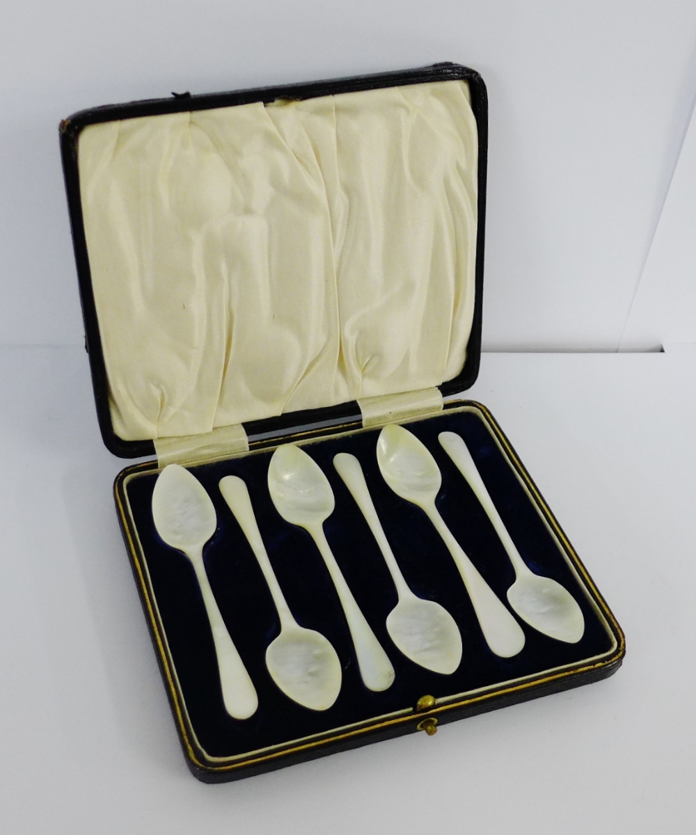 A cased set of six mother of pearl teaspoons (6)