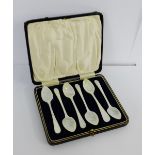 A cased set of six mother of pearl teaspoons (6)