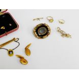 15 carat gold gemset ring, 9 carat gold citrine set ring, two 9 carat gold brooches, a Mourning