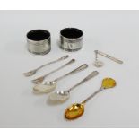 A mixed lot to include a pair of Birmingham silver napkin rings, various teaspoons with mixed