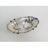 George V silver dish of oval form with makers marks for Mappin & Webb, London 1911, 18 x 10cm