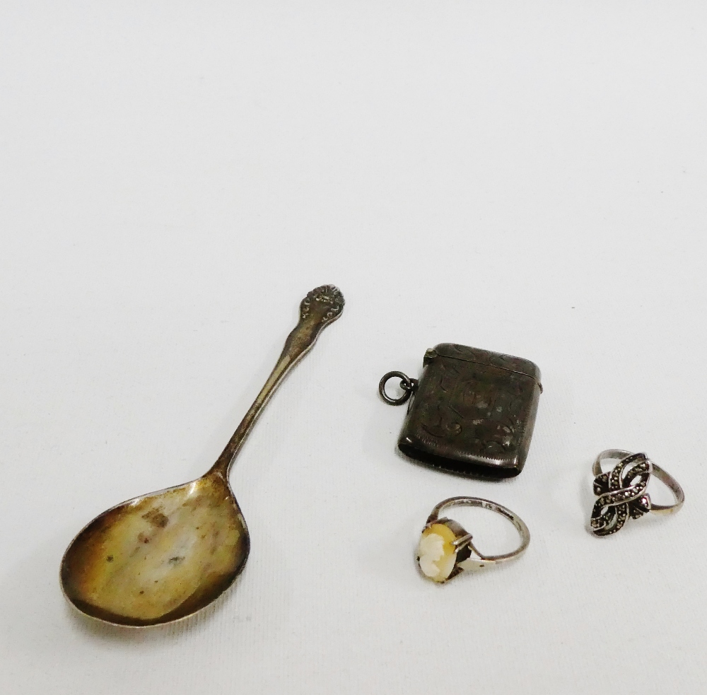 A mixed lot to include a Birmingham silver vesta, London silver teaspoon and two silver rings (4)