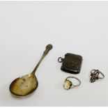 A mixed lot to include a Birmingham silver vesta, London silver teaspoon and two silver rings (4)