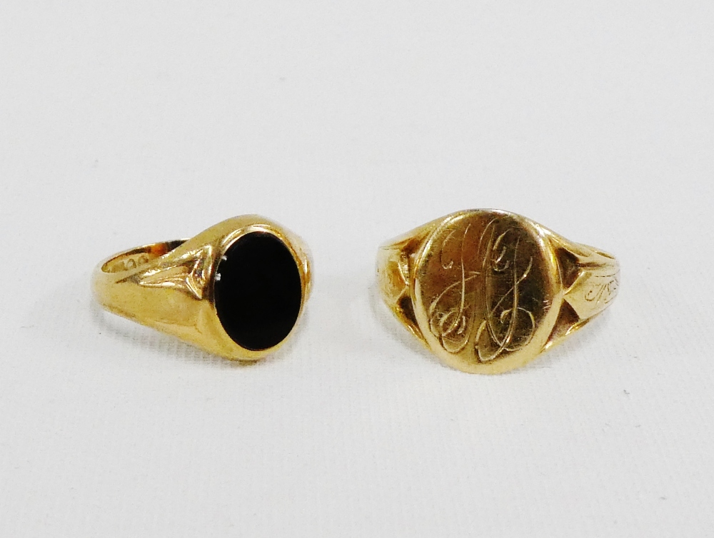 Gents 9 carat gold signet ring and a 9 carat gold and black oval hardstone ring (2)