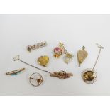 A collection of 9 carat gold and yellow metal brooches, lockets and pendants (9)