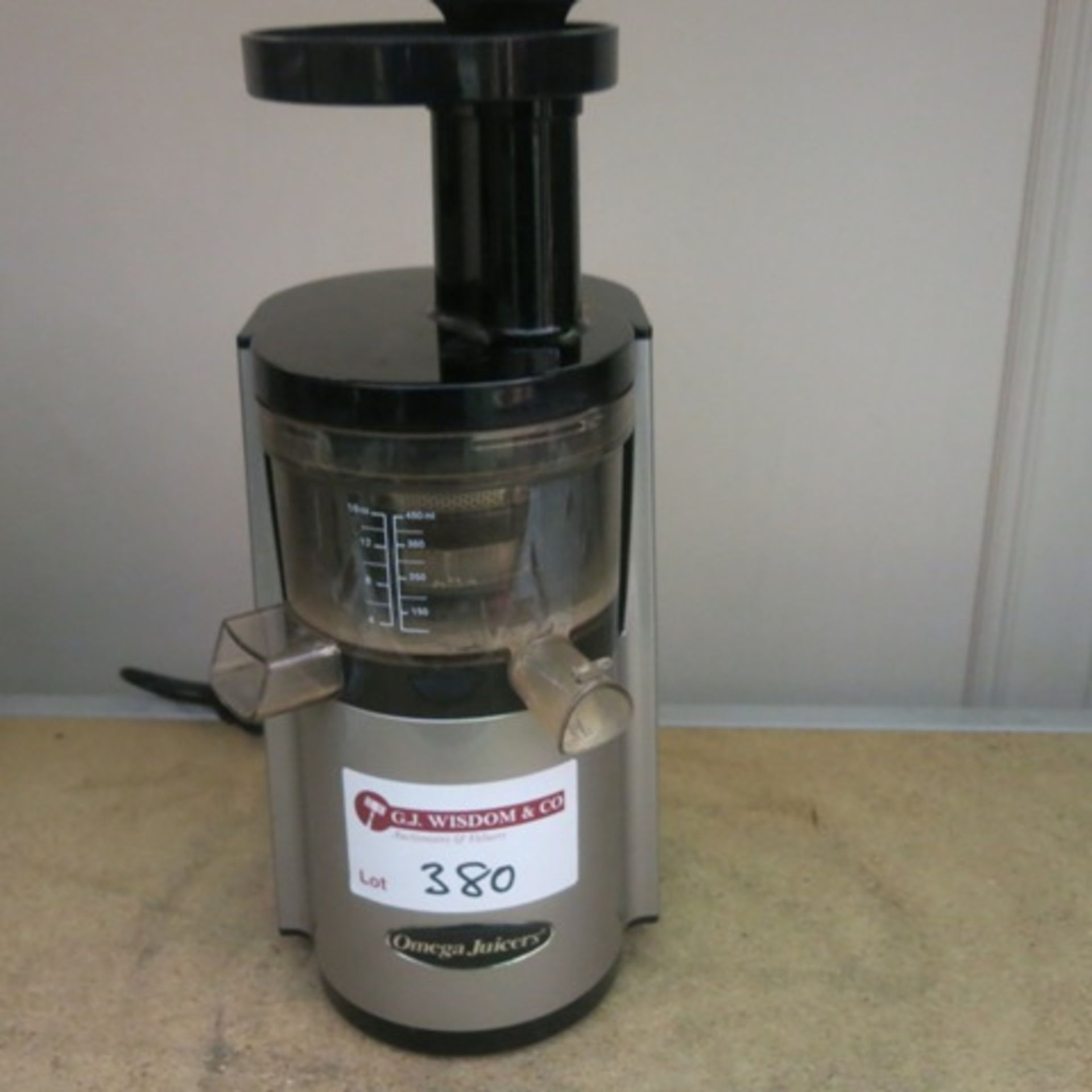 Omega Vertical Juicer, Model VSJ843RSG. Note: Missing Augur