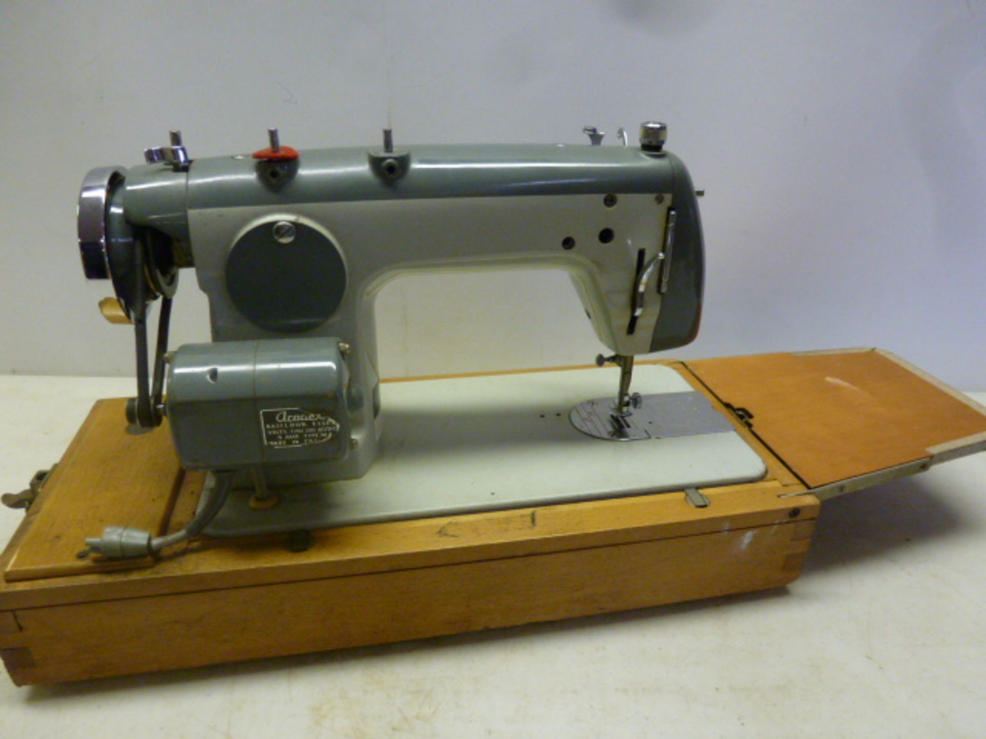 Jones 1970 Domestic Flatbed Sewing Machine with Foot Pedal & Carry Case. - Bild 5 aus 8