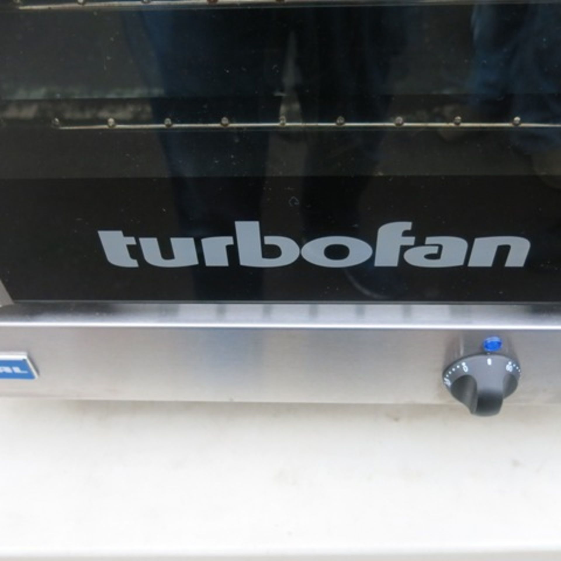 Blue Seal Counter Top Turbo Fan Convection Oven, Model E22M3. Comes with 3 Trays - Image 3 of 9
