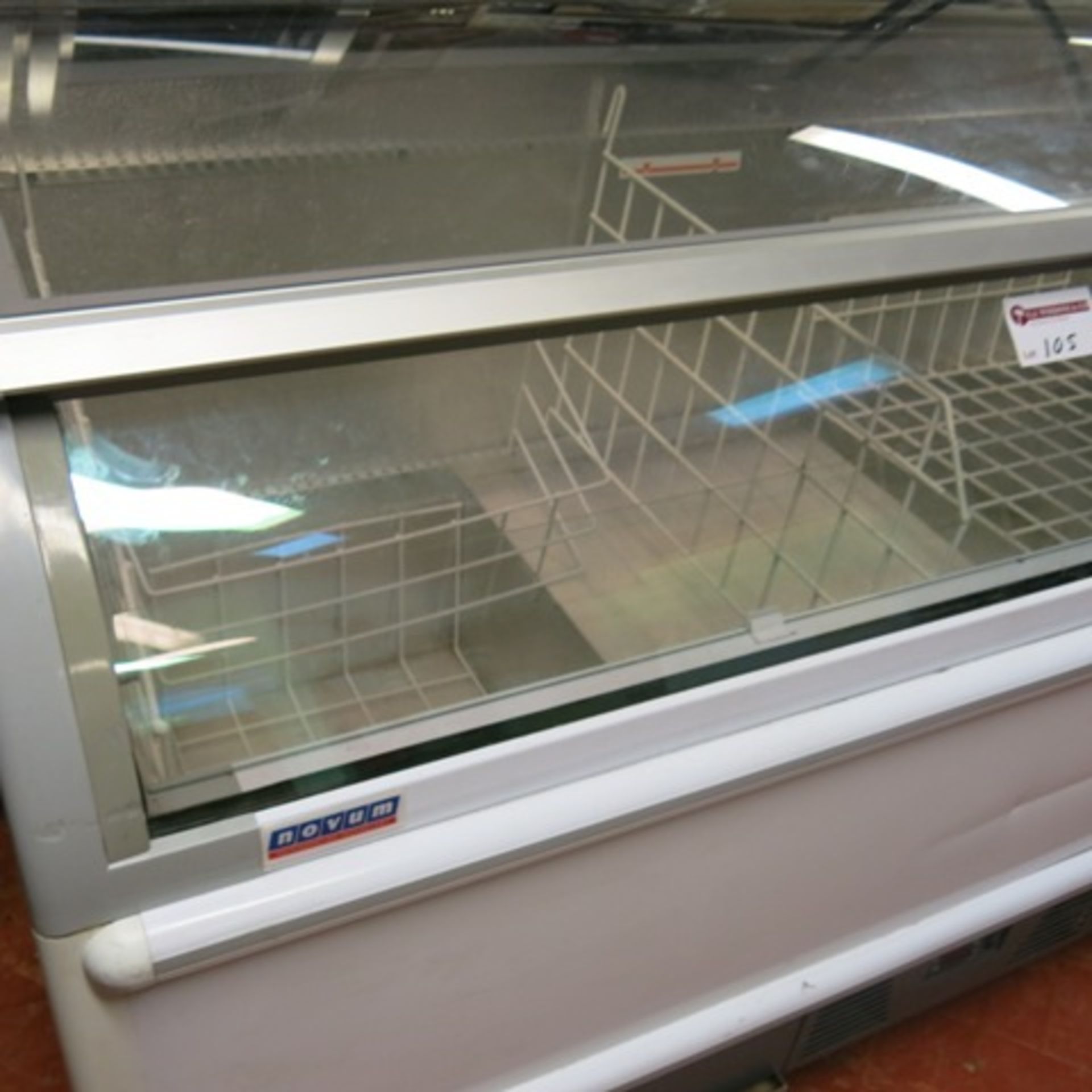 Novum Curved Top Display Chest Freezer. Model 605L, S/N BACG208/10168. Size (H)93cm x (W)170cm x ( - Image 2 of 5
