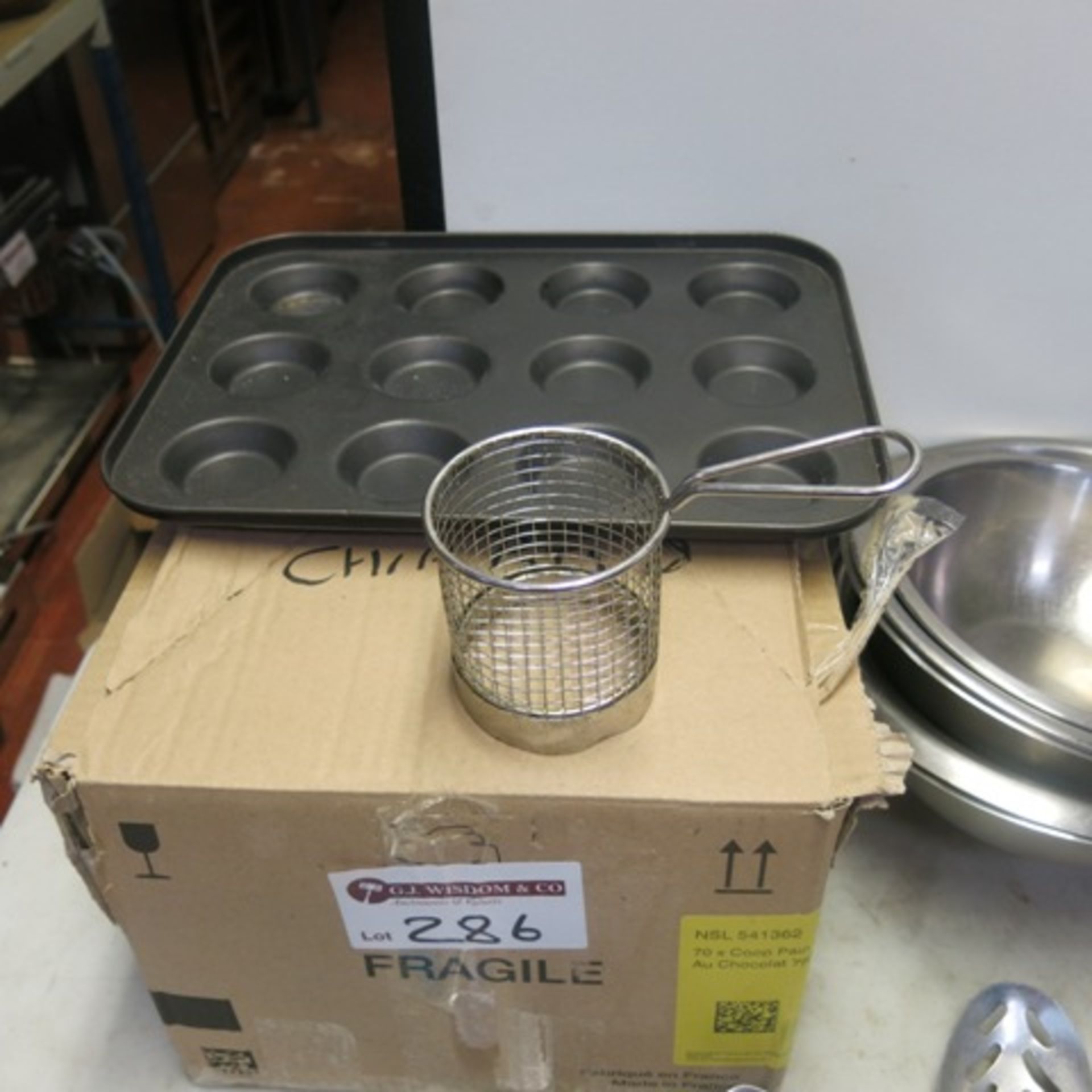 Lot of Assorted Kitchen Equipment to Include: 4 x Stock Pots with 2 Lids, 4 x Stainless Steel Mixing - Image 2 of 12