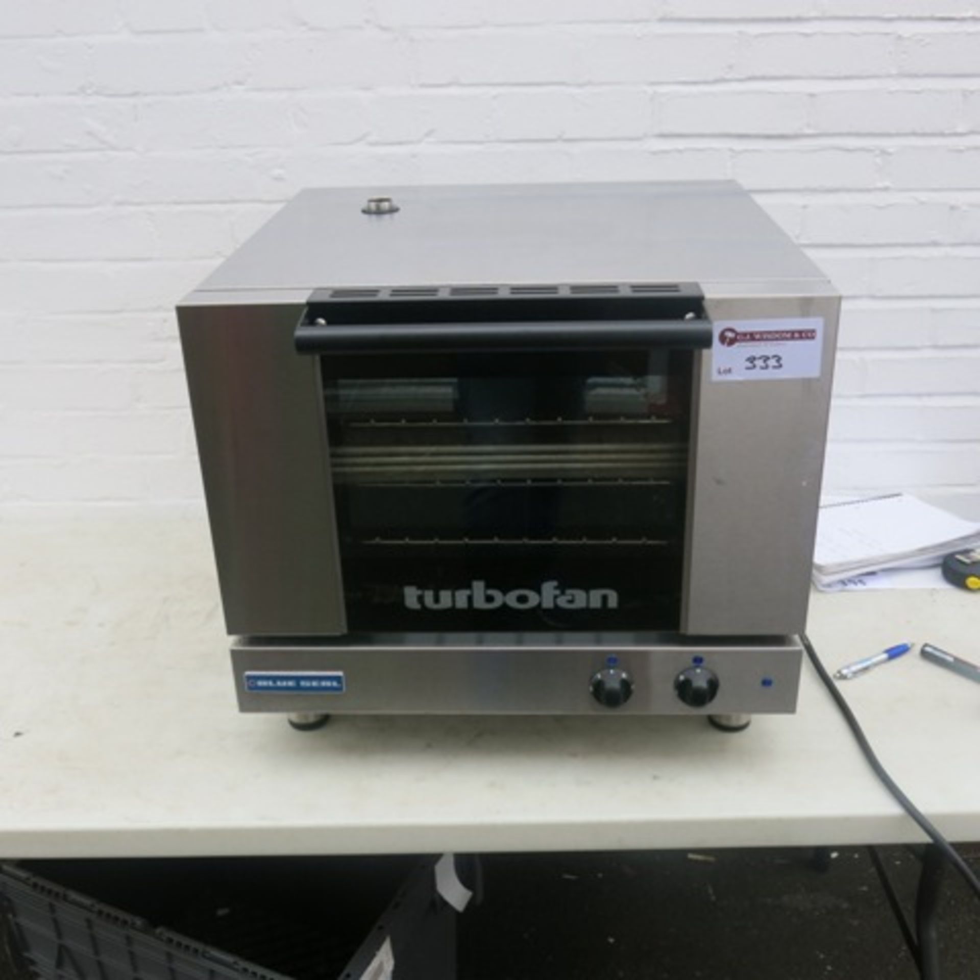 Blue Seal Counter Top Turbo Fan Convection Oven, Model E22M3. Comes with 3 Trays