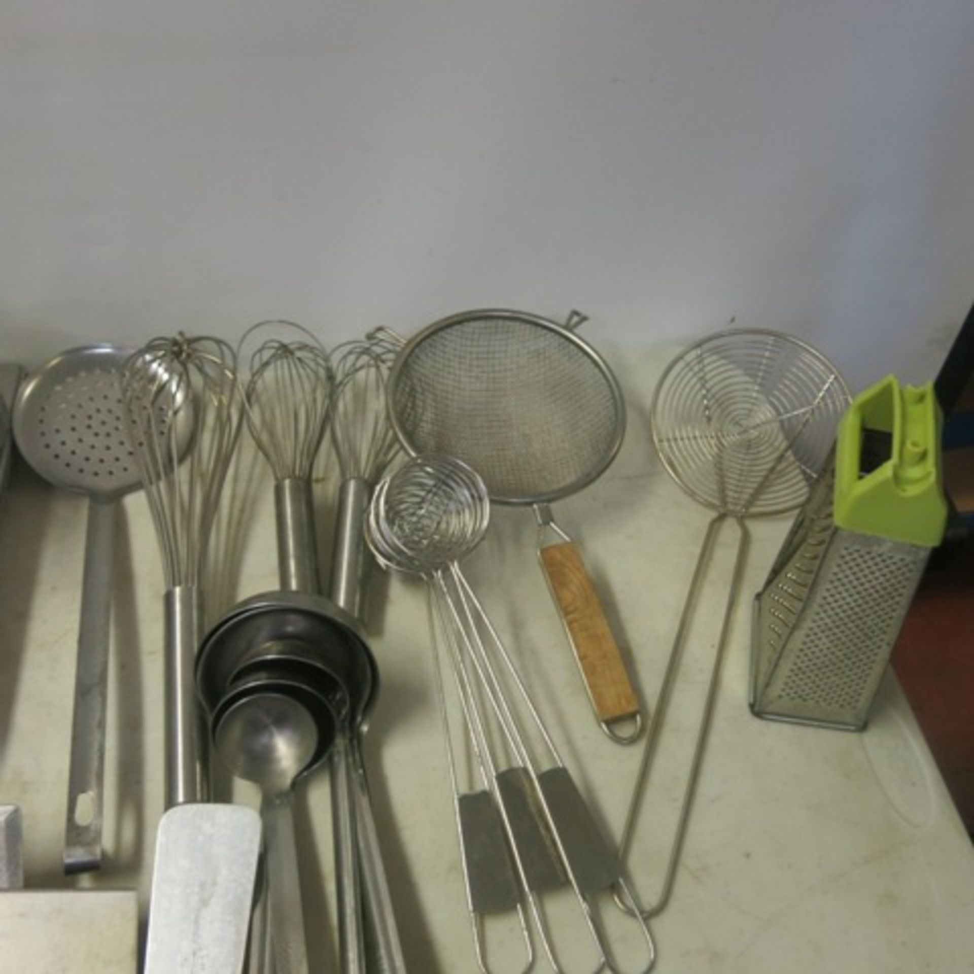 Lot of Assorted Kitchen Equipment to Include: 4 x Stock Pots with 2 Lids, 4 x Stainless Steel Mixing - Image 6 of 12