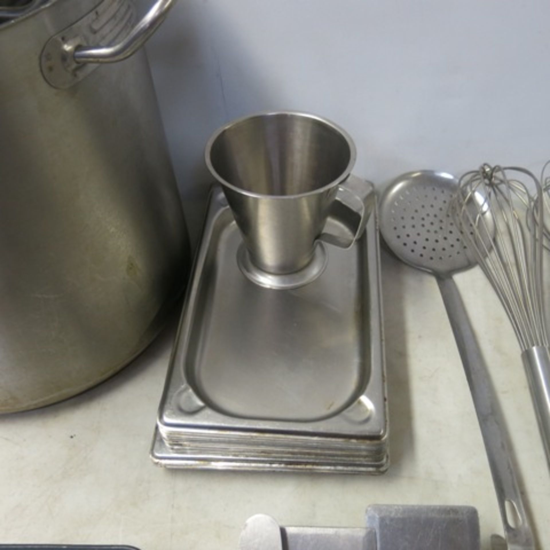 Lot of Assorted Kitchen Equipment to Include: 4 x Stock Pots with 2 Lids, 4 x Stainless Steel Mixing - Image 5 of 12