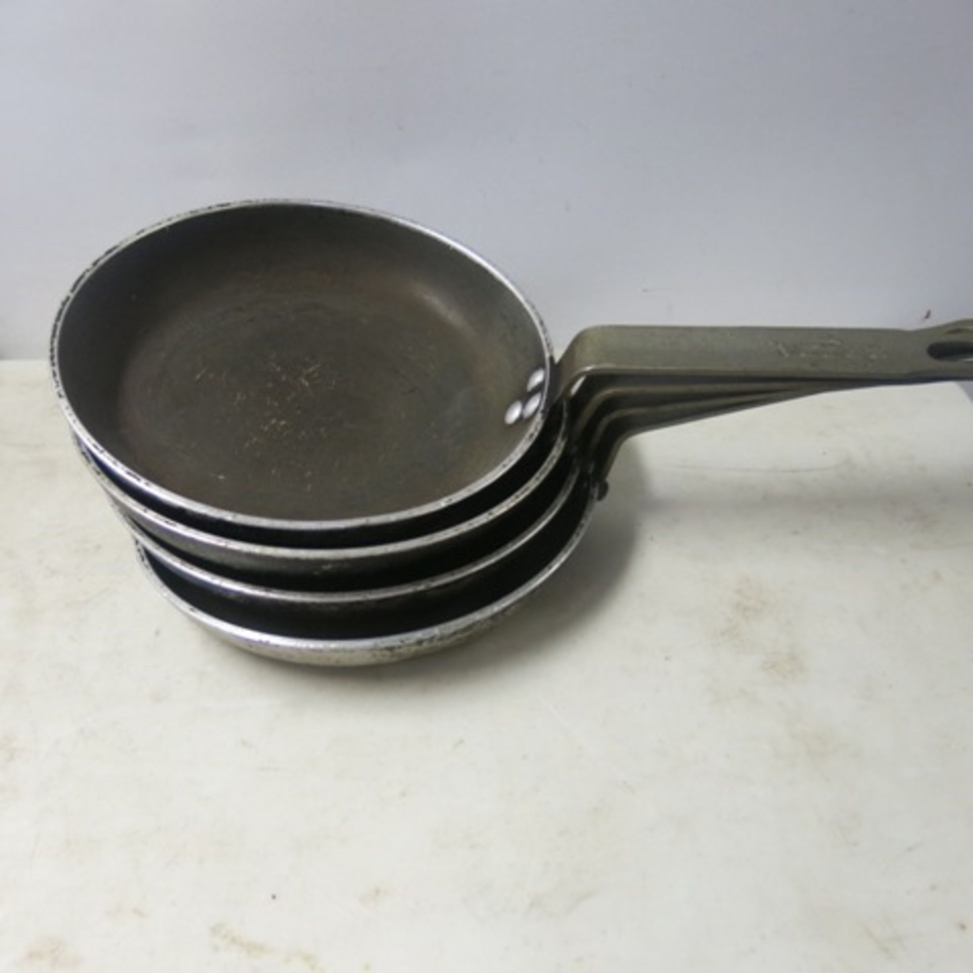 19 x Vogue Frying Pans/Skillet to Include: 2 x14", 2 x 12", 2 x 11", 2 x 10.5", 4 x 10", 4 x 9", 2 x - Bild 5 aus 11