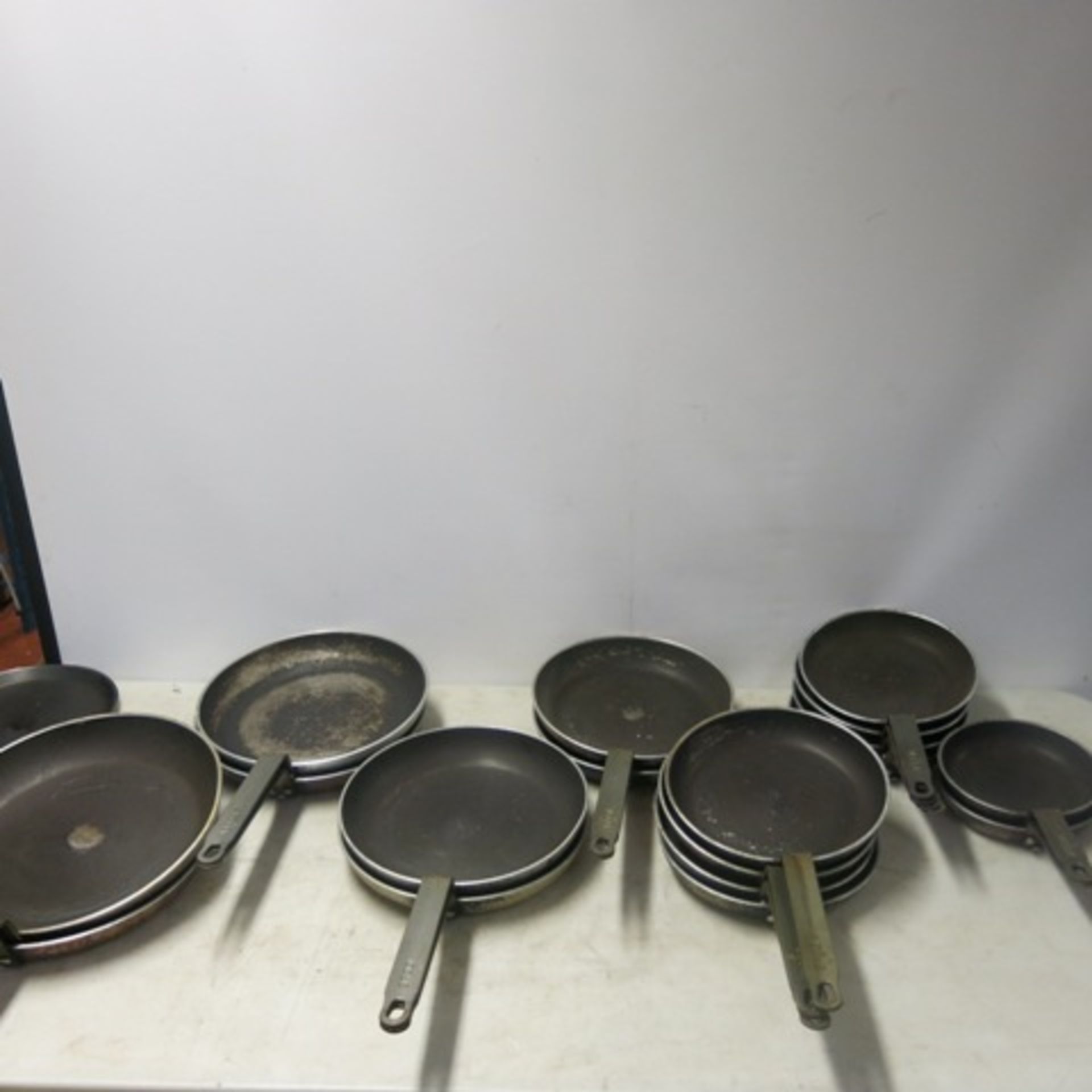 19 x Vogue Frying Pans/Skillet to Include: 2 x14", 2 x 12", 2 x 11", 2 x 10.5", 4 x 10", 4 x 9", 2 x