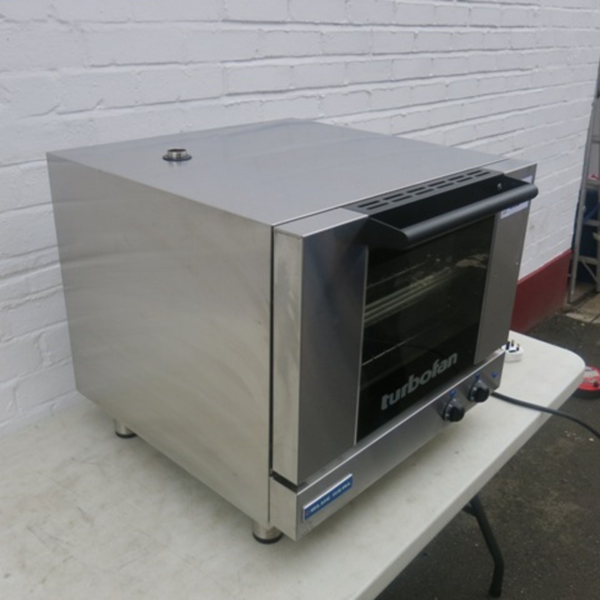 Blue Seal Counter Top Turbo Fan Convection Oven, Model E22M3. Comes with 3 Trays - Image 2 of 9