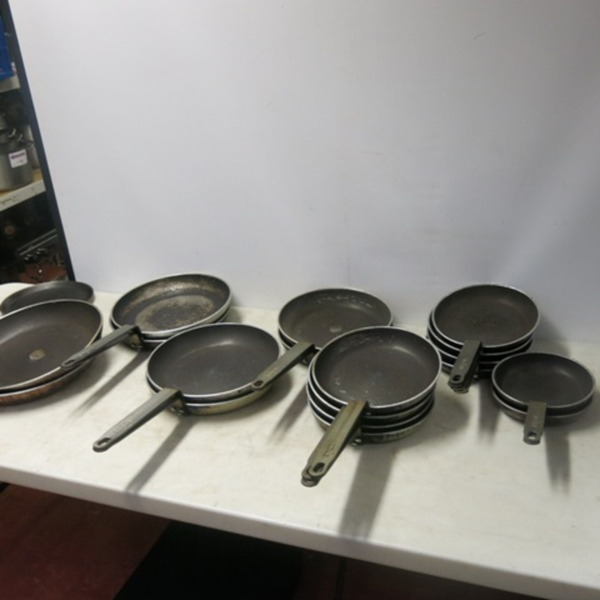 19 x Vogue Frying Pans/Skillet to Include: 2 x14", 2 x 12", 2 x 11", 2 x 10.5", 4 x 10", 4 x 9", 2 x - Bild 2 aus 11