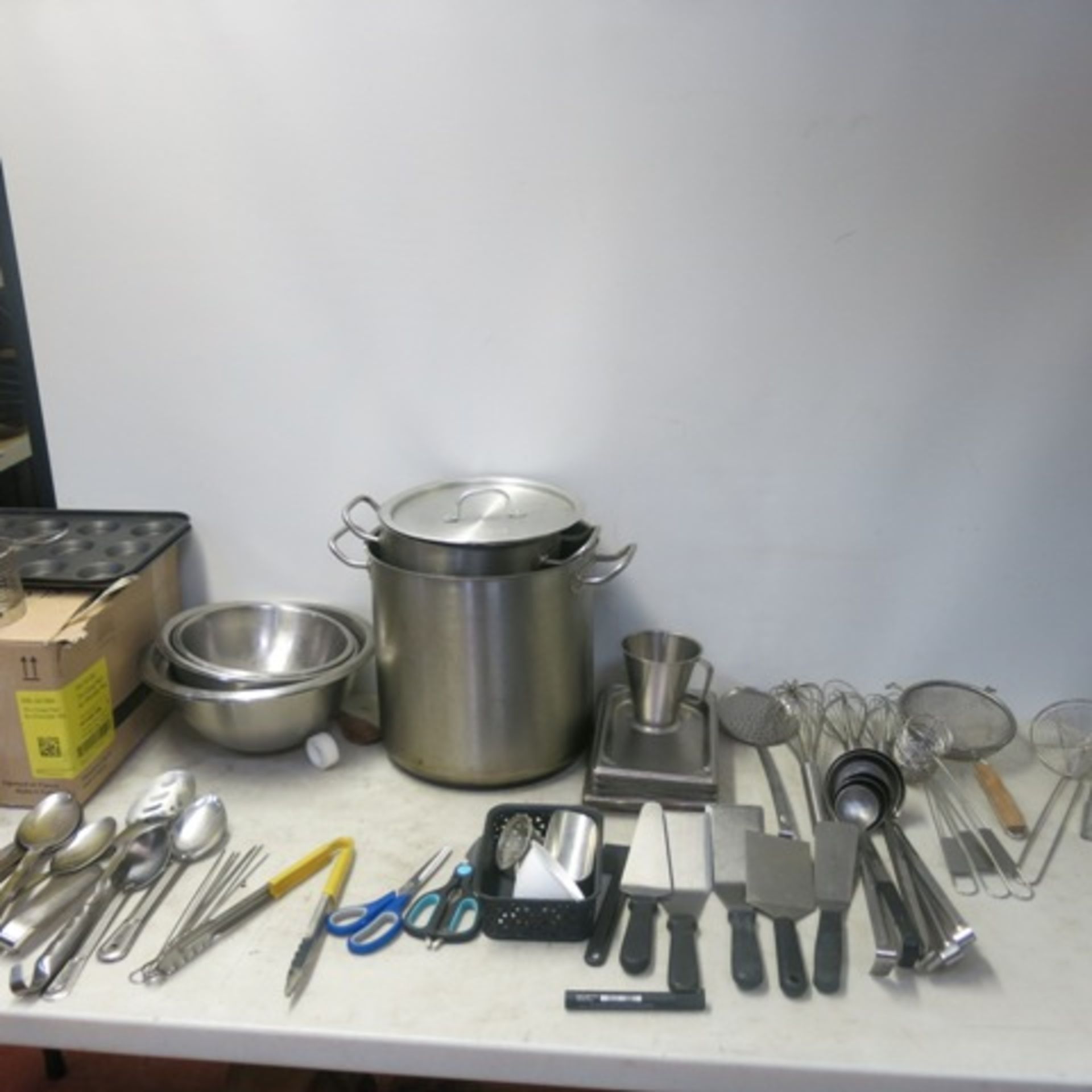 Lot of Assorted Kitchen Equipment to Include: 4 x Stock Pots with 2 Lids, 4 x Stainless Steel Mixing - Image 9 of 12