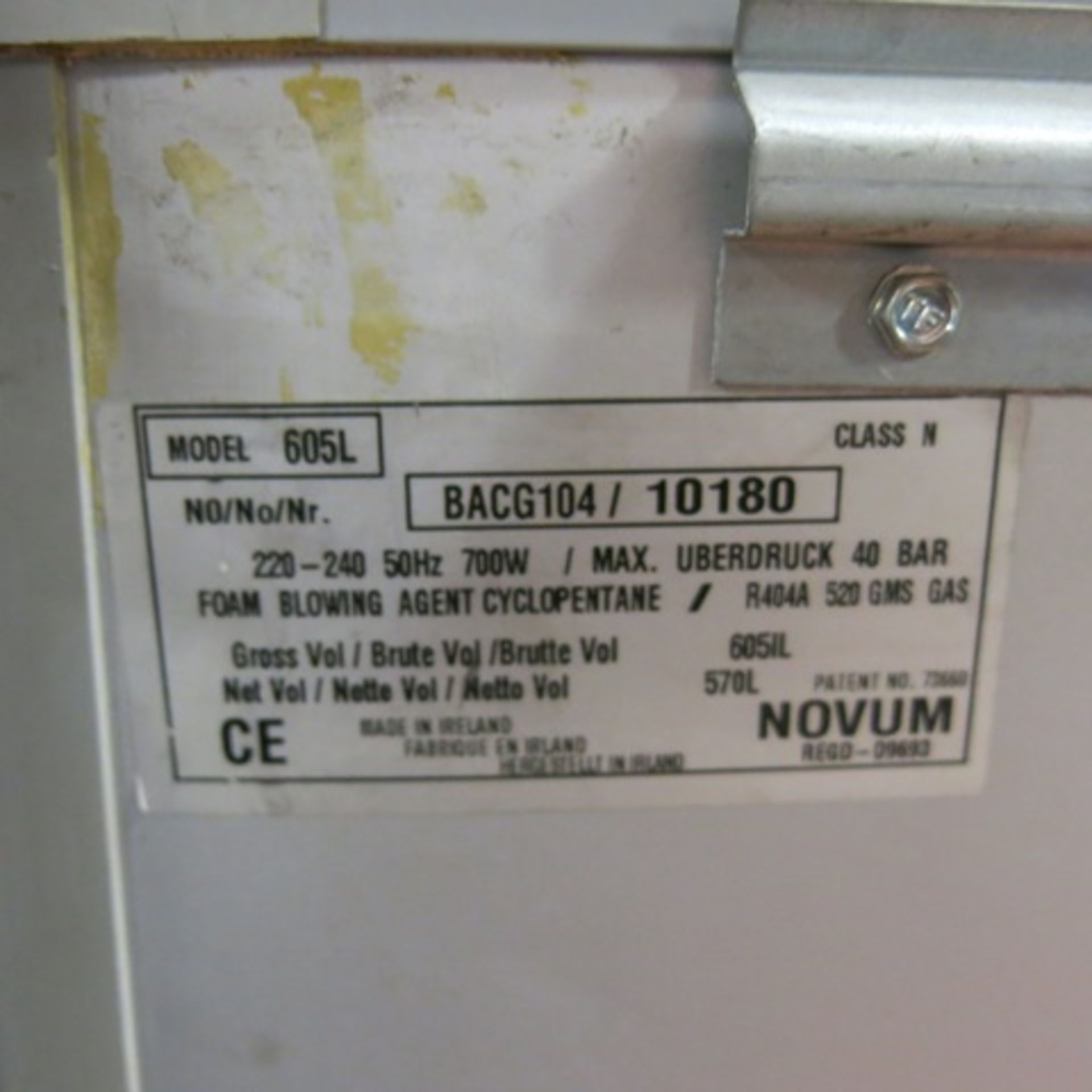 Novum Curved Top Display Chest Freezer. Model 605L, S/N BACG104/10180. Size (H)93cm x (W)170cm x ( - Image 3 of 4