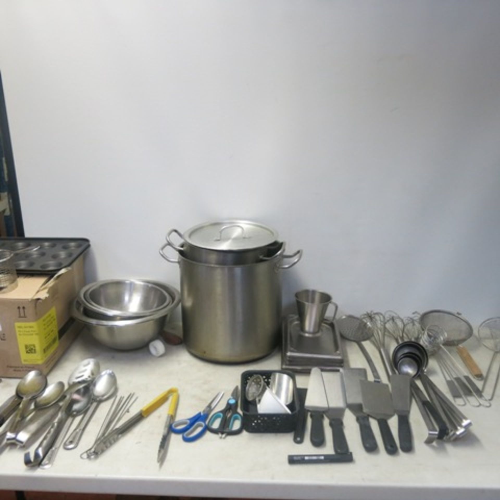 Lot of Assorted Kitchen Equipment to Include: 4 x Stock Pots with 2 Lids, 4 x Stainless Steel Mixing