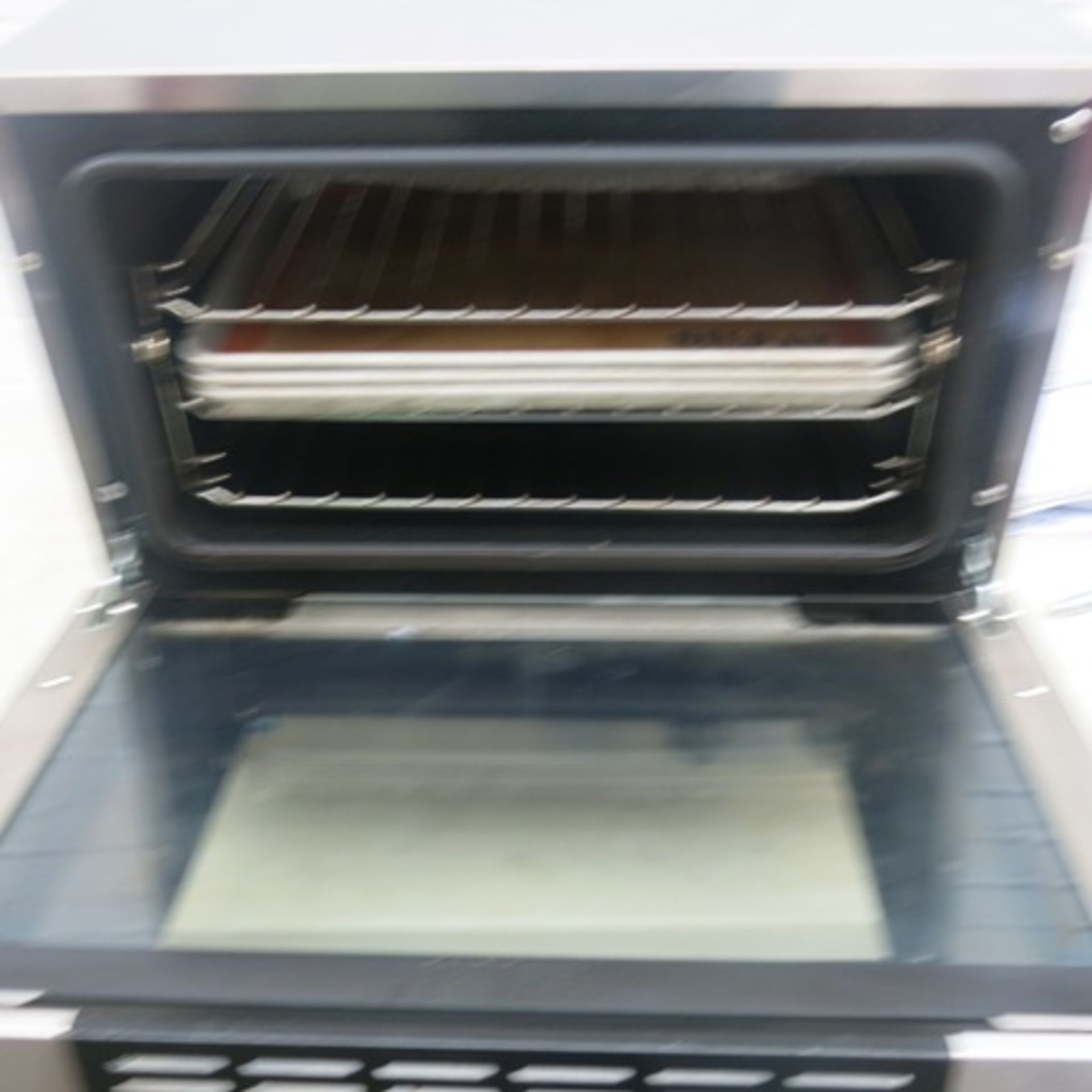 Blue Seal Counter Top Turbo Fan Convection Oven, Model E22M3. Comes with 3 Trays - Image 9 of 9