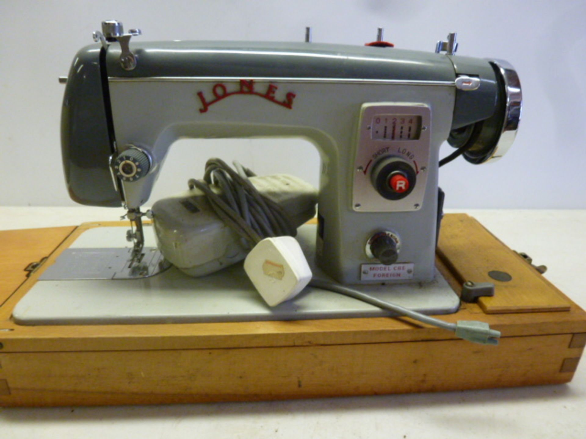 Jones 1970 Domestic Flatbed Sewing Machine with Foot Pedal & Carry Case. - Bild 2 aus 8