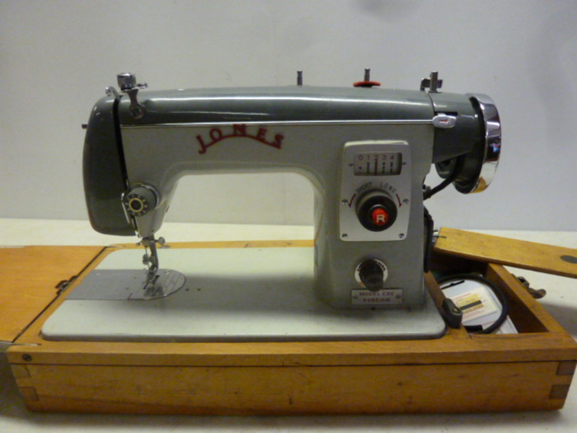 Jones 1970 Domestic Flatbed Sewing Machine with Foot Pedal & Carry Case. - Bild 4 aus 8