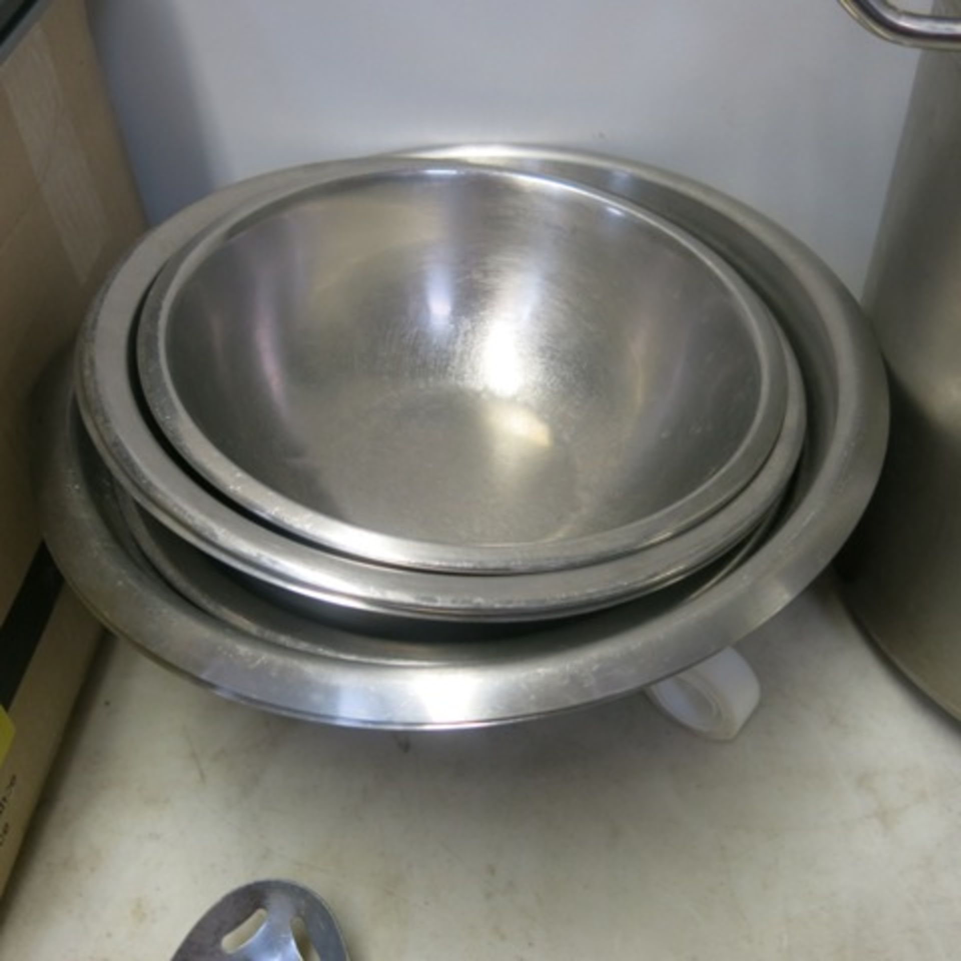 Lot of Assorted Kitchen Equipment to Include: 4 x Stock Pots with 2 Lids, 4 x Stainless Steel Mixing - Image 3 of 12