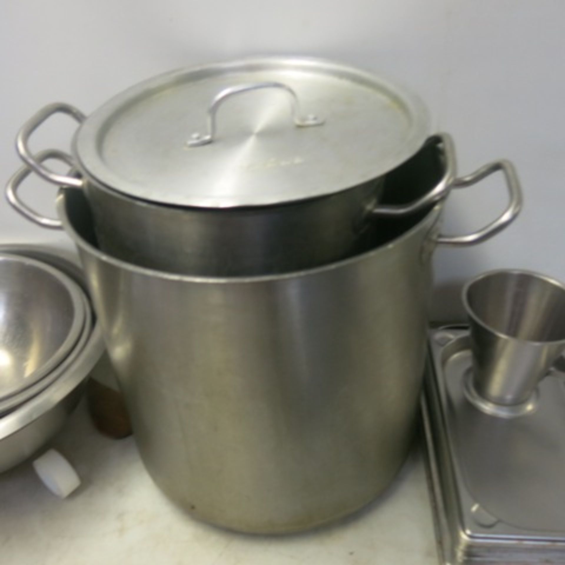 Lot of Assorted Kitchen Equipment to Include: 4 x Stock Pots with 2 Lids, 4 x Stainless Steel Mixing - Image 4 of 12