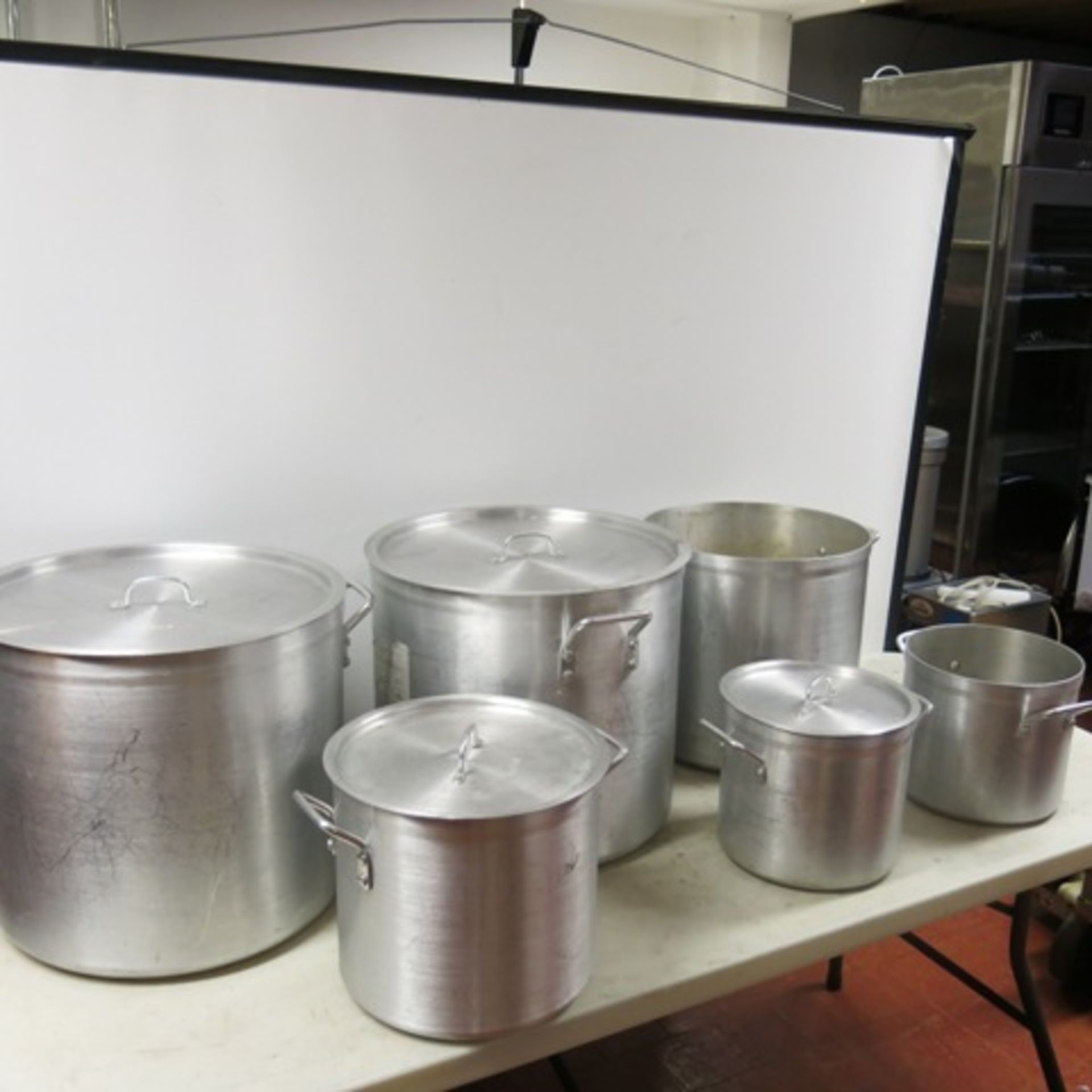 6 x Vogue Assorted Sized Aluminium Stock Pots with 4 Lids - Image 2 of 6