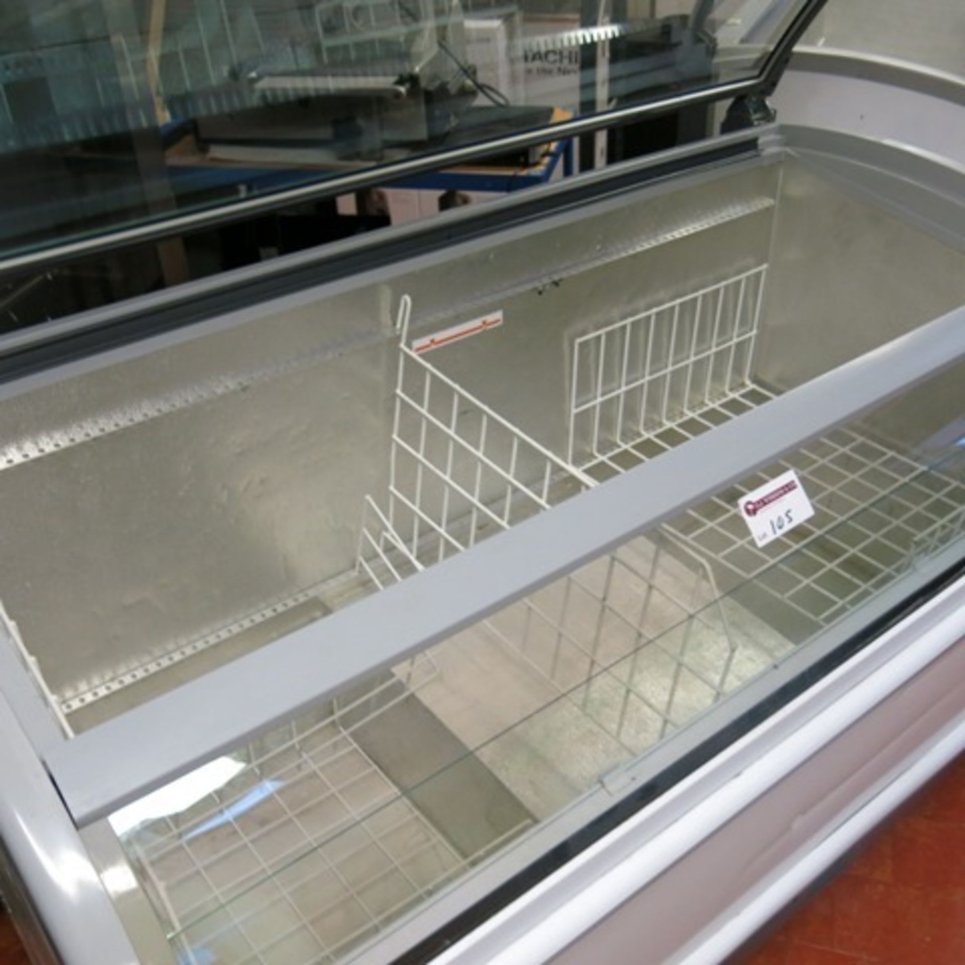 Novum Curved Top Display Chest Freezer. Model 605L, S/N BACG208/10168. Size (H)93cm x (W)170cm x ( - Image 3 of 5